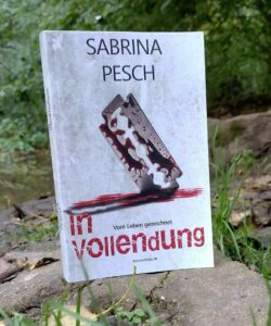 Sabrina Pesch In Vollendung Buch im Wald